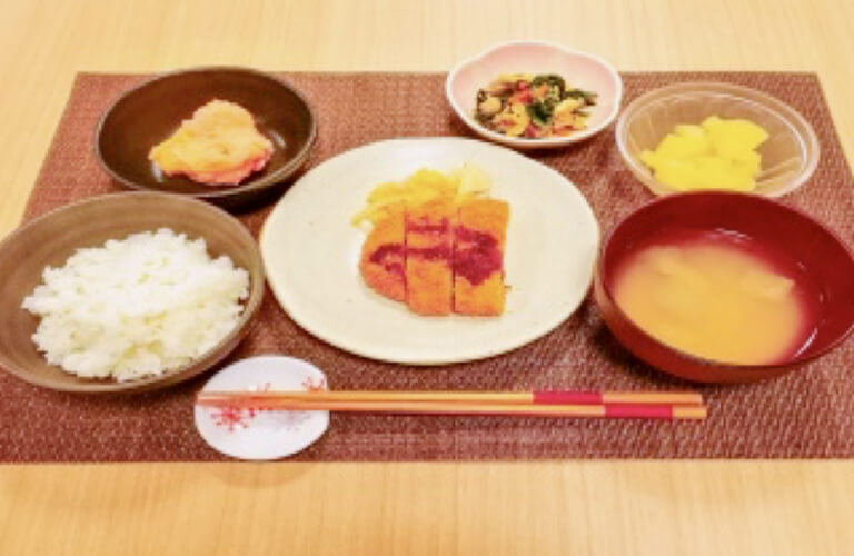 米飯、味噌汁(冬瓜・ニラ)、とんかつ、じゃが芋たらこ和え、ほうれん草の和え物、りんご