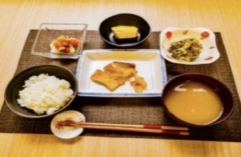 米飯、味噌汁(玉ねぎ)、鱈の味噌焼き、大学芋風、ツナサラダ、バナナ