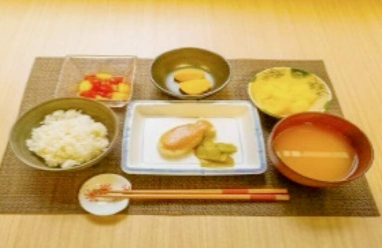 米飯、味噌汁、鱈の味噌焼き、サツマイモの甘煮、トマトサラダ、マンゴーゼリー