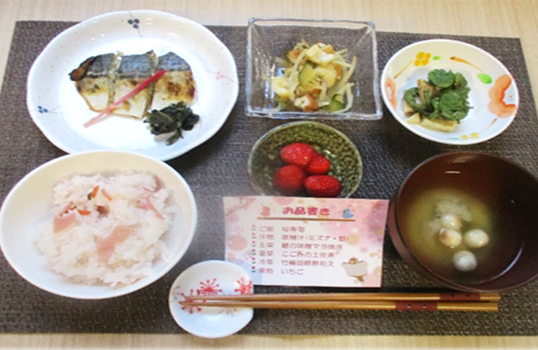 桜寿司、味噌汁、鰆のみそマヨ焼き、こごみの土佐煮、竹輪胡麻酢和え、いちご